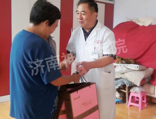 ���������������ҽԺ�����ǰ�߽�ƶ����ͥ����ů